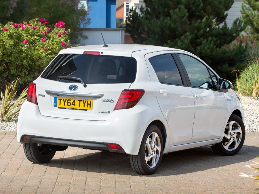  Toyota Yaris Hybrid 2014 года  (UK) (фото 7 из 10)